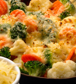 Cazuela de brócoli, coliflor y zanahorias gratinadas