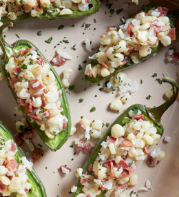 Chiles rellenos con tocino y elotes asados