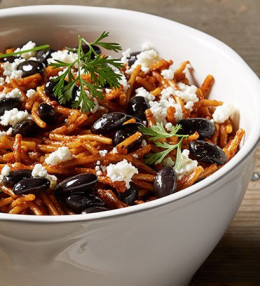 Fideo con salsa de pasilla y frijoles con cilantro