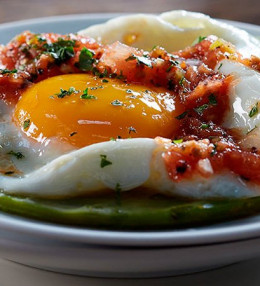 Huevos Estrellados sobre Nopal con Salsa Roja