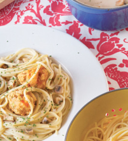 Spaghetti con albóndigas de pescado y camarón