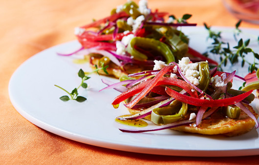 Ensalada de nopales con jamaica y vinagreta de frambuesa