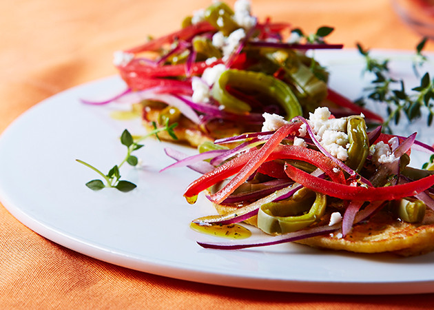 Ensalada de nopales con jamaica y vinagreta de frambuesa