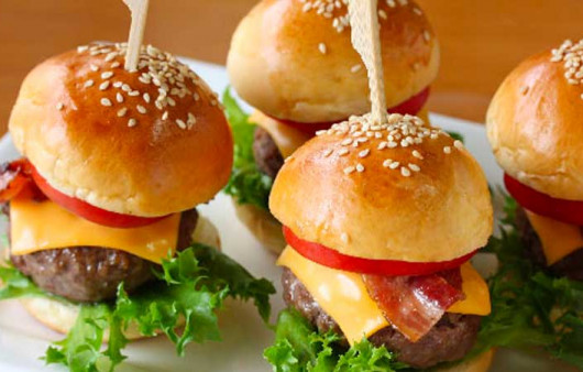 Brochetas de hamburguesa con dip de yogurt y perejil