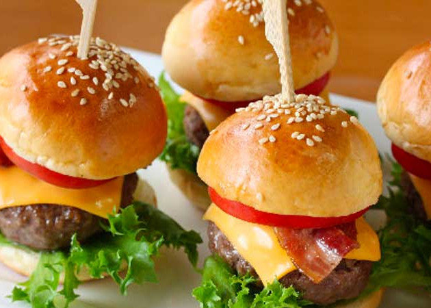 Brochetas de hamburguesa con dip de yogurt y perejil